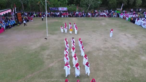 戈隆塔罗 印度尼西亚 2023年8月17日 在印度尼西亚独立庆典的官员中 空中观察老人 村民们见证了印度尼西亚降旗仪式 印度尼西亚独立日 — 图库视频影像