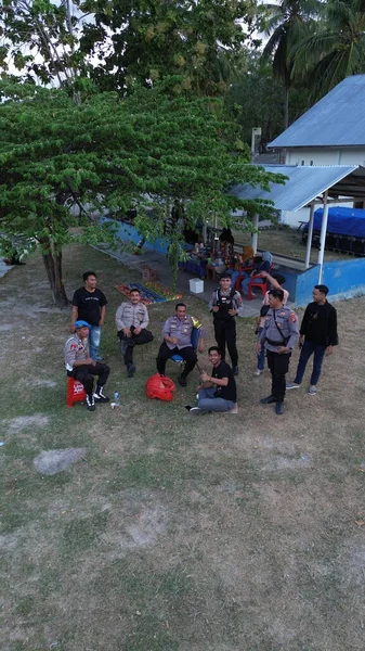 インドネシアのゴロンタロ 2023年8月27日 ペレシュ湖の端でチャットしながら制服を着た警察官 — ストック写真