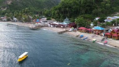 Yaz mevsimi deniz manzarası güzel dalgalar, güneşli bir günde mavi deniz suyu. İHA 'nın üst görüntüsü. İnanılmaz tropikal doğa geçmişi. Su sıçratan dalgalar ve kumsal kum konseptiyle güzel, parlak deniz.