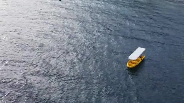 Denizde Sarı Balıkçı Teknesinin Havadan Görünüşü — Stok video