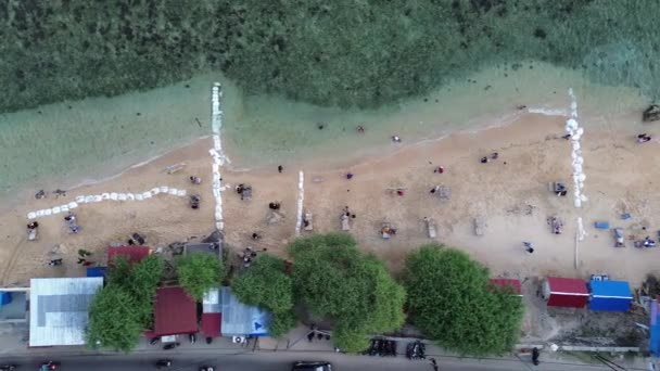 Luftaufnahme Von Menschen Die Der Sonne Baden Schwimmen Und Strand — Stockvideo