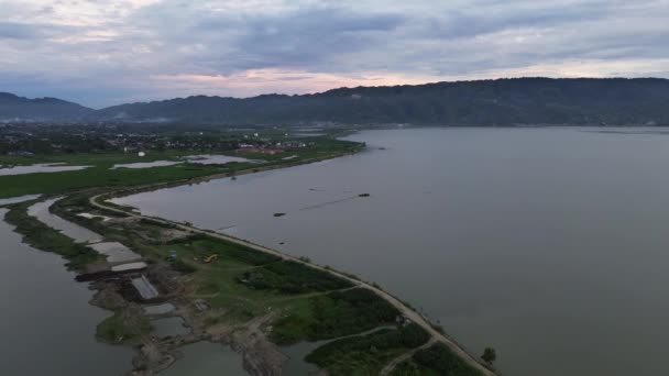 Limboto Gorontalo 인도네시아의 호수의 가장자리를 새로운 도로가 모양을 취합니다 — 비디오