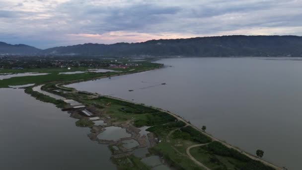从空中俯瞰印度尼西亚Gorontalo的Limboto湖 湖畔新路初具规模 — 图库视频影像