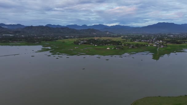 Widok Lotu Ptaka Gorontalo Indonezja Nowa Droga Wzdłuż Krawędzi Jeziora — Wideo stockowe