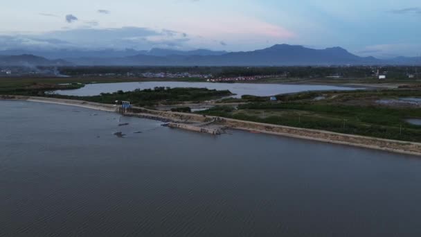 Вид Воздуха Озеро Лимбото Вечером Дорогу — стоковое видео