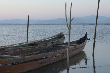 Gün batımında gölde tekne. Limboto Gölü sularında yüzen kayık. Gorontalo, Endonezya
