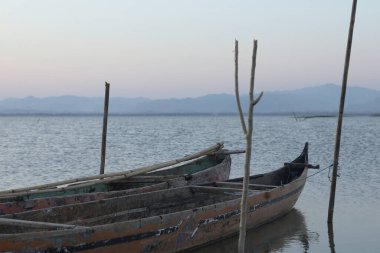 Gün batımında gölde tekne. Limboto Gölü sularında yüzen kayık. Gorontalo, Endonezya