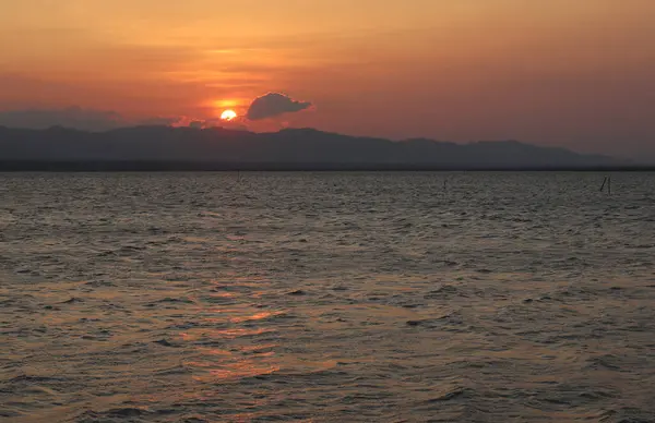 湖上美丽的金色落日 — 图库照片