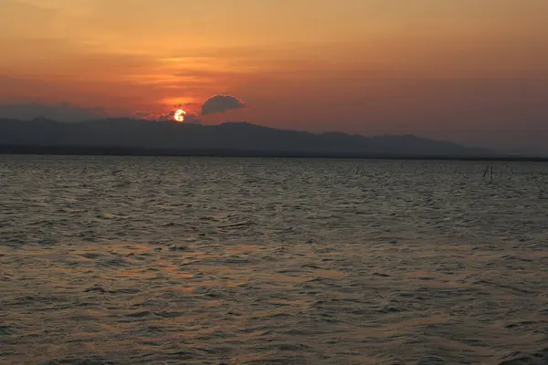 湖の美しい黄金の夕日 — ストック写真
