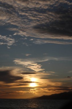 Dağlı tropik deniz manzarası