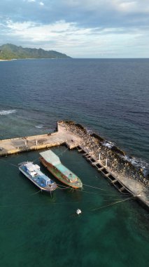 Limana yanaşmış balıkçı teknelerinin havadan görüntüsü