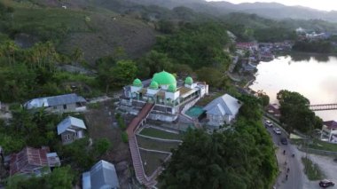 Öğleden sonra caminin havadan görüntüsü.