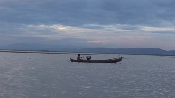 Pescador Lago Tarde — Vídeo de Stock
