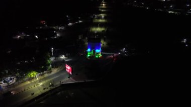 Gece vakti Bolango, Gorontalo anıtının hava manzarası.