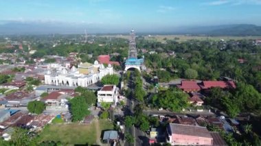 Limboto kulesinin hava görüntüsü. Gorontalo Naipliği Simgesi