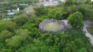Gorontalo-Endonezya 'daki Otanaha kalesinin havadan görünüşü. Otanaha Kalesinin taş duvarları.