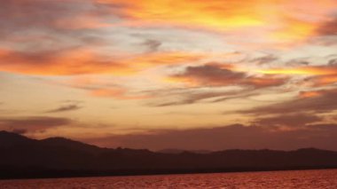 Gölde güzel altın gün batımı