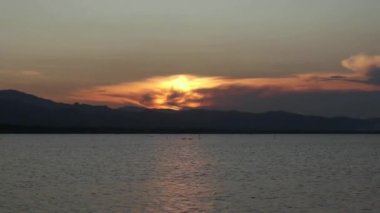 Gölde güzel altın gün batımı