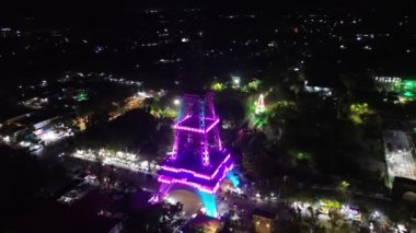 Gece Limboto kulesinin hava görüntüsü. Gorontalo Regency simgesi