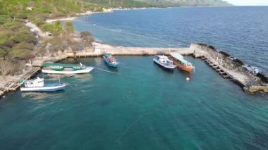 Limana yanaşmış balıkçı teknelerinin havadan görüntüsü
