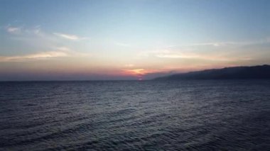 Okyanusta gün batımının havadan görünüşü