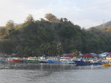 Balıkçı teknesi sahile yaslanıyor.