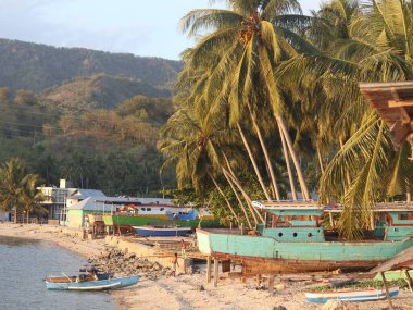 Balıkçı teknesi sahile yaslanıyor.