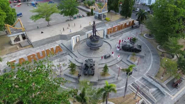印度尼西亚Gorontalo 2023年9月7日 Taruna Remaja广场Nani Wartabone纪念碑的空中景观 — 图库视频影像