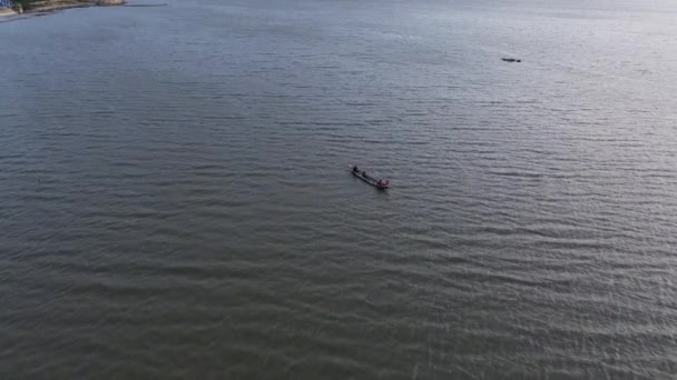 Вид Воздуха Рыбака Лодке Озере — стоковое видео