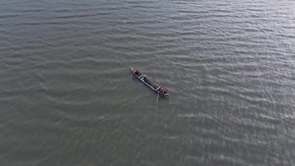 Göldeki Teknesinde Bir Balıkçının Hava Görüntüsü — Stok video
