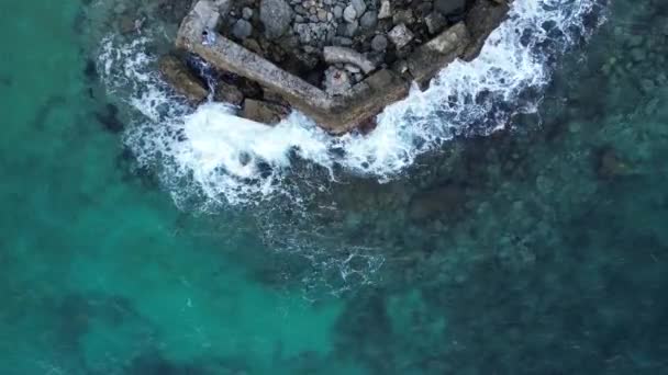 Vista Aérea Las Olas Estrellándose Contra Pared Playa — Vídeos de Stock