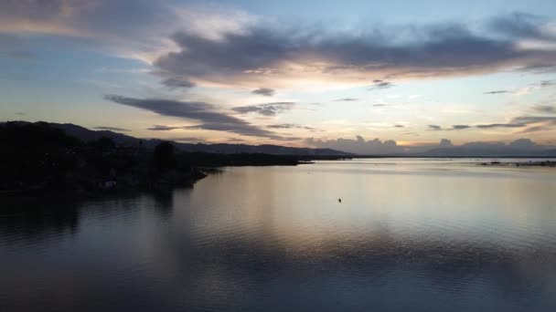 空中俯瞰湖水 夕阳西下 阳光普照 从空中俯瞰湖景 在水面上飞行飞越平静的湖面 — 图库视频影像