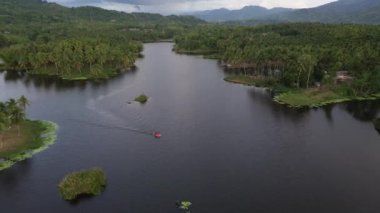 Perintis Gölü 'ndeki sürat teknesinin havadan görüntüsü. Bir sürat teknesinin üst görüntüsü