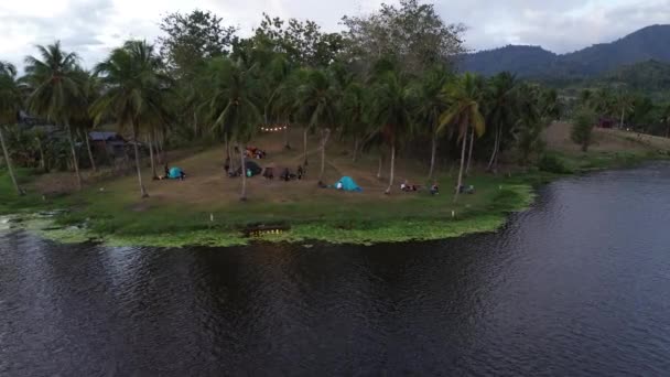 Pandangan Udara Orang Menikmati Piknik Pantai Danau Perintis Gorontalo — Stok Video