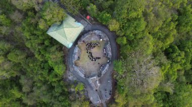 Gorontalo-Endonezya 'daki Otanaha Kalesi' ni ziyaret eden öğrencilerin hava görüntüsü. Otanaha Kalesi