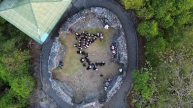Gorontalo-Endonezya 'daki Otanaha Kalesi' ni ziyaret eden öğrencilerin hava görüntüsü. Otanaha Kalesi