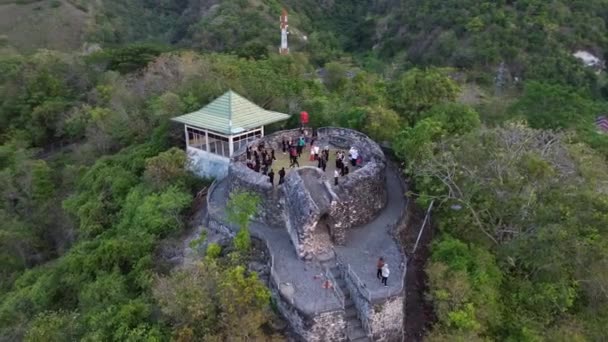 Vista Aérea Dos Estudantes Que Visitam Fortaleza Otanaha Gorontalo Indonésia — Vídeo de Stock