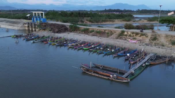 林波托湖上船只的航景 划船在林波托湖上漂流 印度尼西亚Gorontalo — 图库视频影像