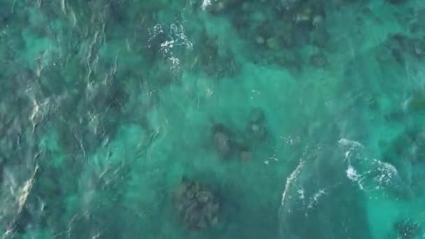 Mavi Deniz Suyu Yüzey Dokusunun Havadan Görünüşü Turkuaz Deniz Suyunun — Stok video