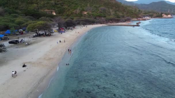 Güneşte Yıkanan Yüzen Kumsalda Oyun Oynayan Insanların Havadan Görünüşü Kumsaldaki — Stok video