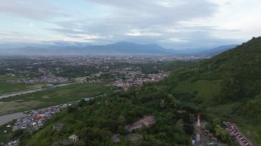 Ağaçlarla kaplı dağların havadan görünüşü