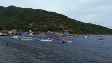 Denizdeki balıkçı teknelerinin hava manzarası