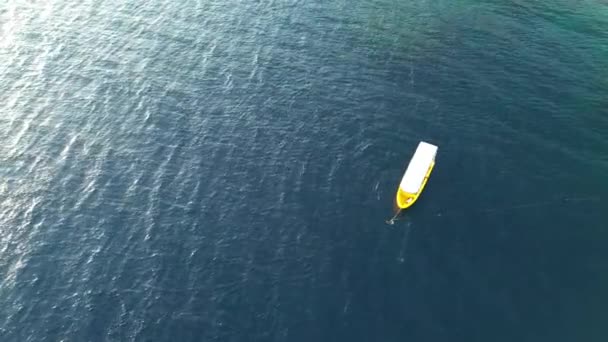 Vista Aérea Del Barco Pesquero Amarillo Mar — Vídeos de Stock