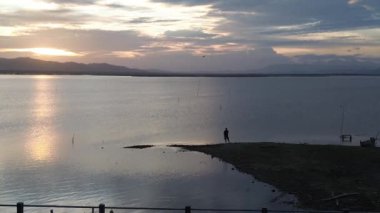 Gorontalo Limboto Gölü kıyısında piknik yapan insanların hava manzarası.