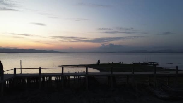 ゴロンタロ湖の海岸でピクニックを楽しんでいる人々の空中ビュー — ストック動画