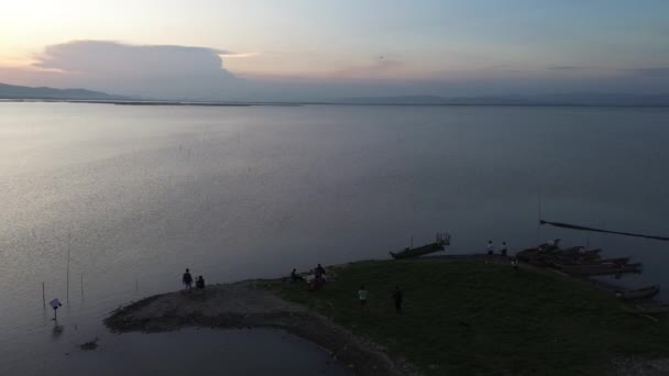 Вид Воздуха Людей Наслаждающихся Пикником Берегу Озера Лимбото Горонтало — стоковое видео