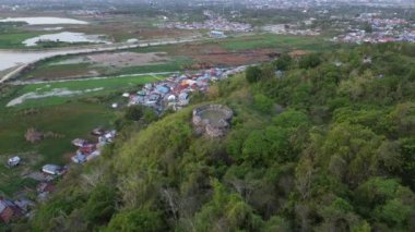 Gorontalo-Endonezya 'daki Otanaha kalesinin havadan görünüşü. Otanaha Kalesinin taş duvarları