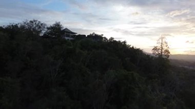 Gorontalo-Endonezya 'daki Otanaha kalesinin havadan görünüşü. Otanaha Kalesinin taş duvarları