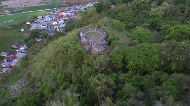 ゴロンタロ インドネシアのオタンハ要塞の空中観測 オタハ要塞の石壁 — ストック動画