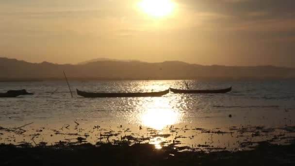 Boot Het Meer Bij Zonsondergang Roeiboot Drijvend Limboto Lake Wateren — Stockvideo